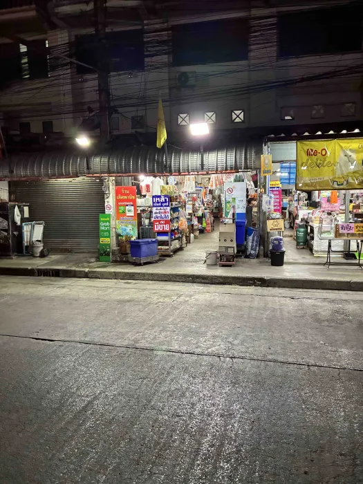 ภาพถ่ายจริงไฟส่องสว่างร้านค้าในตลาดกลางคืน