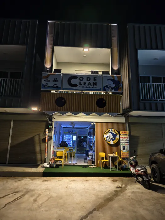 ภาพถ่ายจริงไฟส่องป้ายหน้าร้านค้าติดถนน