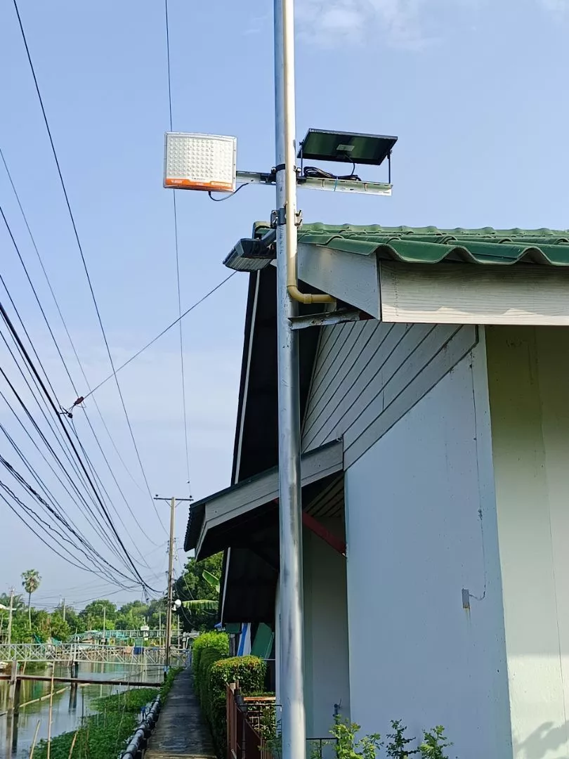 ภาพถ่ายจริงเสาไฟทางเดินไม้เชิงพาณิชย์ริมน้ำ