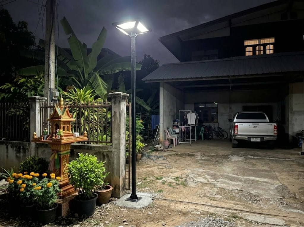 ภาพการใช้งานจริงโคมไฟถนนเสาสูงพลังงานแสงอาทิตย์สำหรับสวน